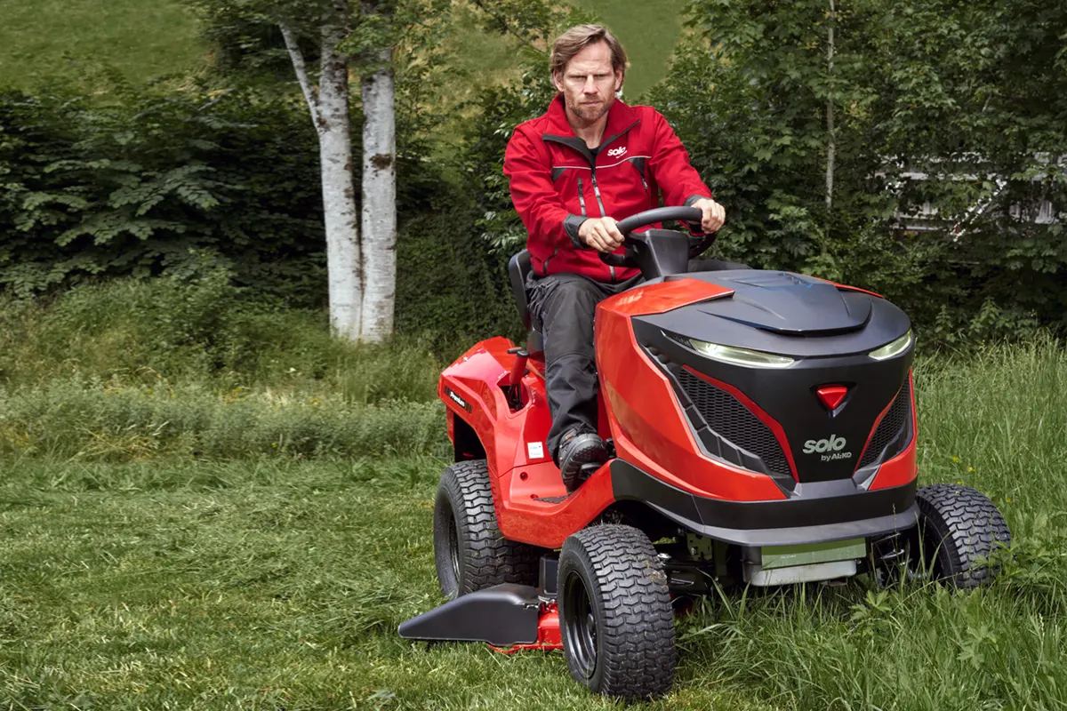 Traktor s stranskim izmetom - za ekološko nego trate