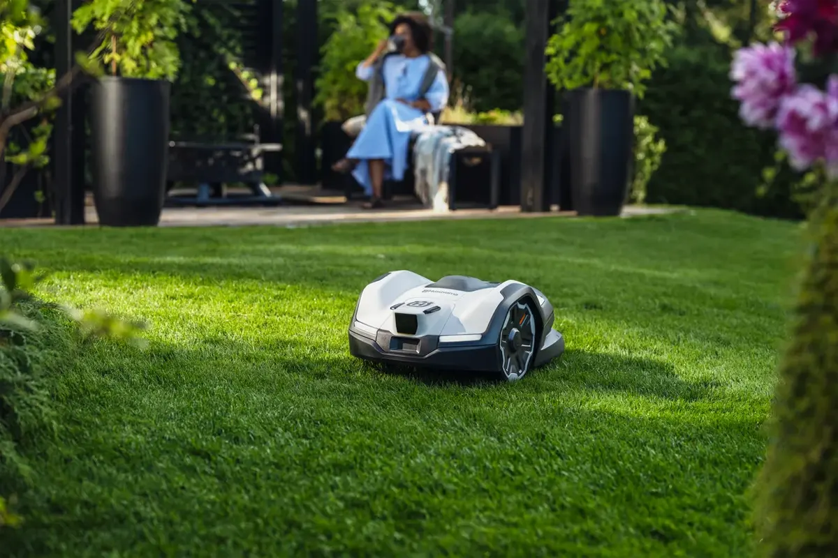 Pametna košnja: robotska kosilnica z izogibanjem predmetom. 