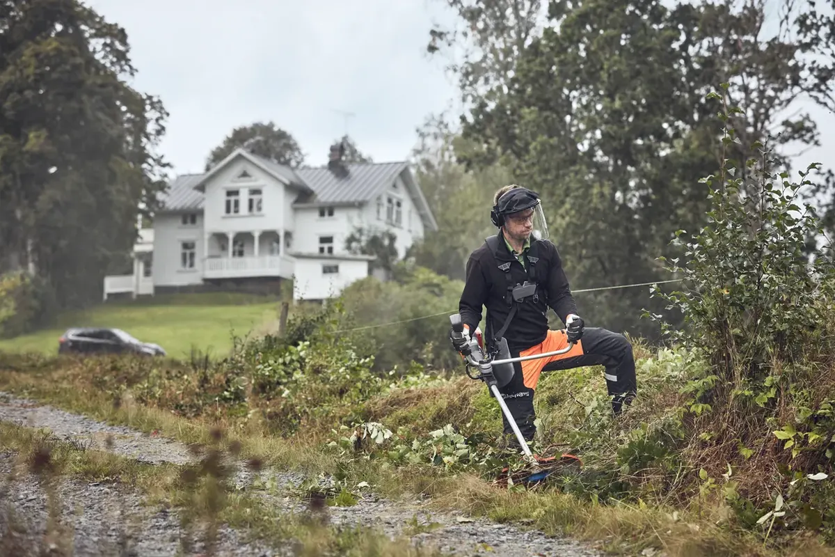 Husqvarna motorna kosa nitkarca oziroma obrezovalnik trave LK129