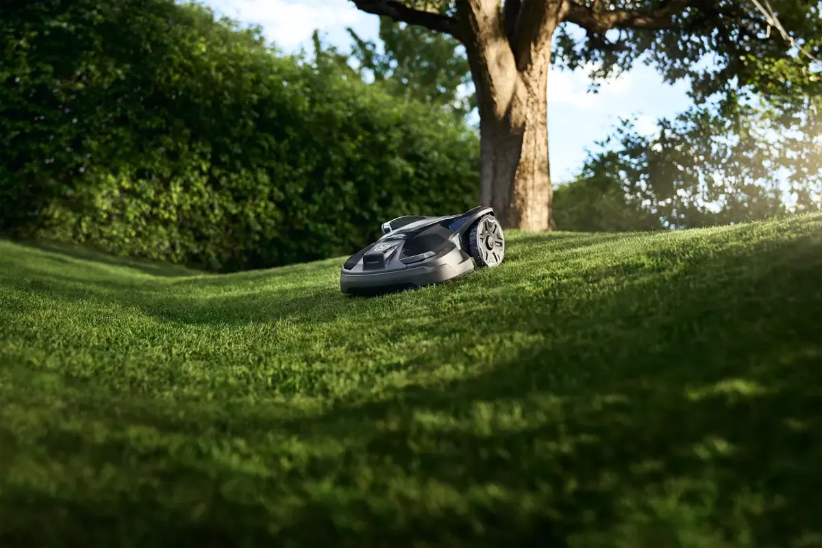 Husqvarna robotska kosilnica automower 320 NERA na domaci veliki zelenici